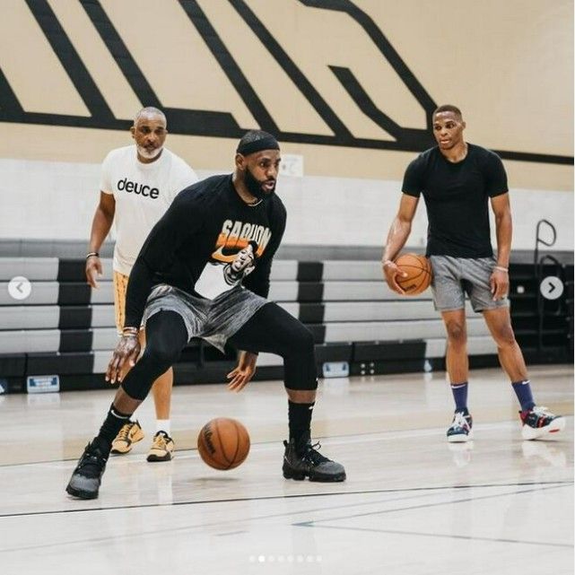 万背身拿球