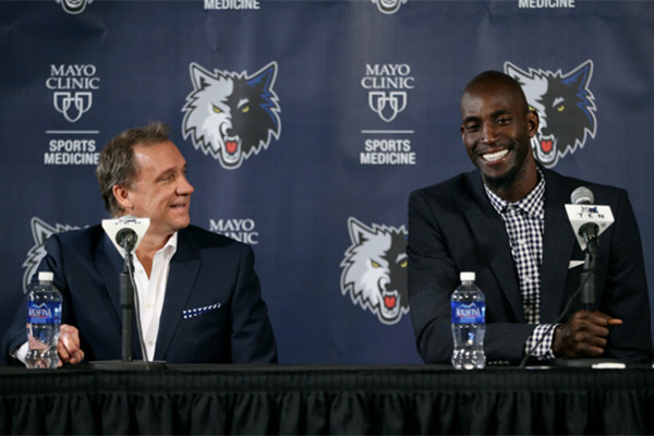 女主播热舞助力电竞战队逆袭，获胜后直播间被封，网友：还我晃圣