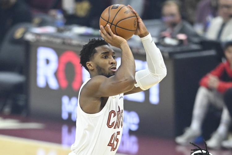 2023 赛季：天使队在赛季中段选择不交易大谷翔平，力拼季后赛但最终失败