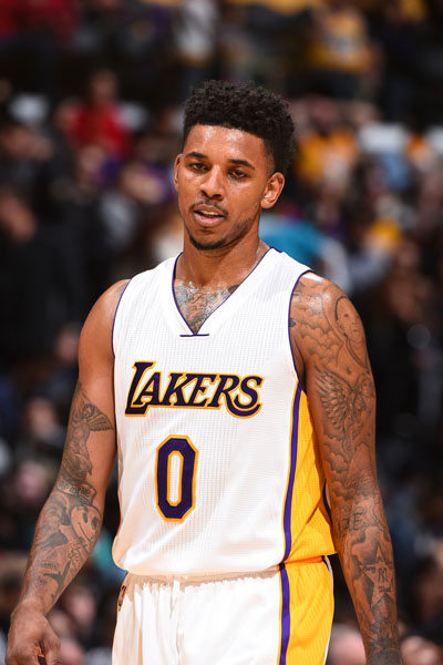 [NBA-湖人] 球迷骂东契奇是垃圾，后者命中高难度三分后回喷